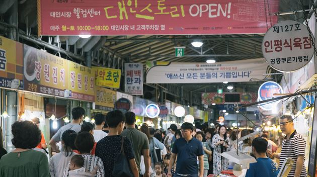 대인예술시장은 화가, 금속공예가, 설치미술작가 등이 "쇠락한 시장을 살리고 일반인과 예술인 사이 소통의 길도 뚫겠다"며 빈 점포를 얻어 작업실과 전시장으로 쓰면서 생기가 돌고 있다. 광주시 제공