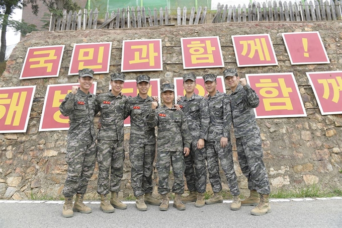 서북도서 지뢰 제거 임무 완수를 위해 작전 기간 종료 뒤로 전역일을 미룬 해병대 1사단 공병대대 소속 병장들. 사진 왼쪽부터 강재현, 강혁규, 정민혁, 이재성, 이태원, 권승준, 원현권 병장. 해병대 제공