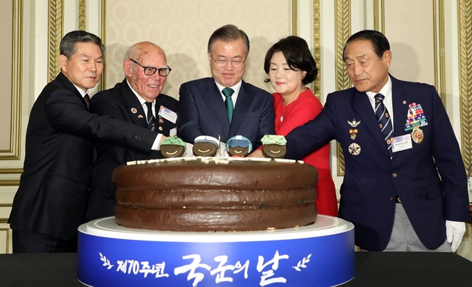 문재인 대통령과 김정숙 여사가 1일 청와대 영빈관에서 열린 제70주년 국군의날 경축연에 참석해 초코파이 케잌을 자르고 있다. 왼쪽부터 정경두 국방부장관, 혹스워스 6.25 참전용사, 문대통령, 김정숙 여사, 김진호 재향군인회장. 청와대사진기자단