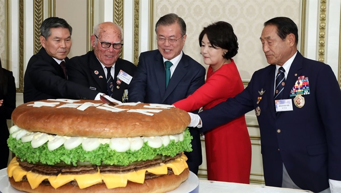 문재인 대통령과 김정숙 여사가 1일 청와대 영빈관에서 열린 제70주년 국군의날 경축연에 참석해 햄버거 케잌을 자르고 있다. 왼쪽부터 정경두 국방부장관, 혹스워스 6.25 참전용사, 문대통령, 김정숙 여사, 김진호 재향군인회장. 청와대사진기자단