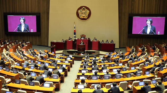 이정미 정의당 대표가 1일 오전 국회 본회의에서 비교섭단체 대표 연설을 하고 있다. 연합뉴스