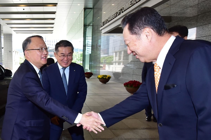 [저작권 한국일보] 한승희(맨 왼쪽) 국세청장이 1일 서울 중구 대한상의회관 이그제큐티브 컨퍼런스룸에서 열린 대한상의 초청 간담회에 참석하기 전 박용만(오른쪽) 대한상의 회장과 인사하고 있다. 신상순 선임기자ssshin@hamkookilbo,com