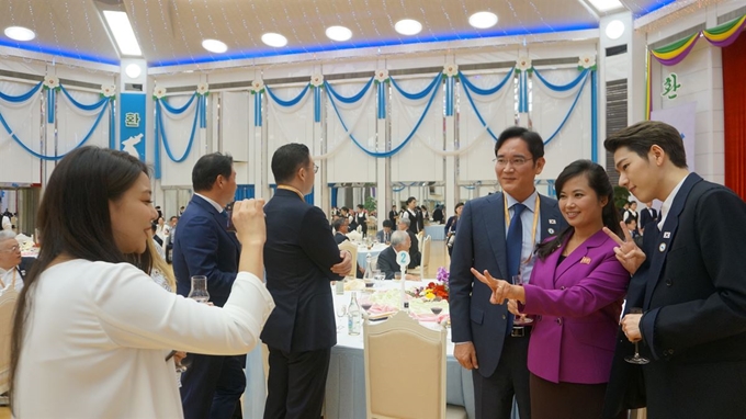 청와대가 지난 달 평양에서 열렸던 남북회담 당시 찍었던 공식 사진이 아닌 'B' 컷을 공개했다. 사진은 평양 방문 첫 날 만찬에서 이재용 삼성전자 부회장과 북 현송월 삼지연 관현악단장, 가수 지코의 기념사진을 에일리가 찍고 있는 모습. 청와대 제공