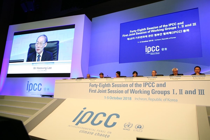 기후변화에 관한 정부간 협의체(IPCC) 제 48차 총회가 열린 1일 송도 컨벤시아에서 개회식을 주재하고 있는 이회성 IPCC의장의 모습이 행사장 내 스크린을 통해 비춰지고 있다. 기상청 제공.