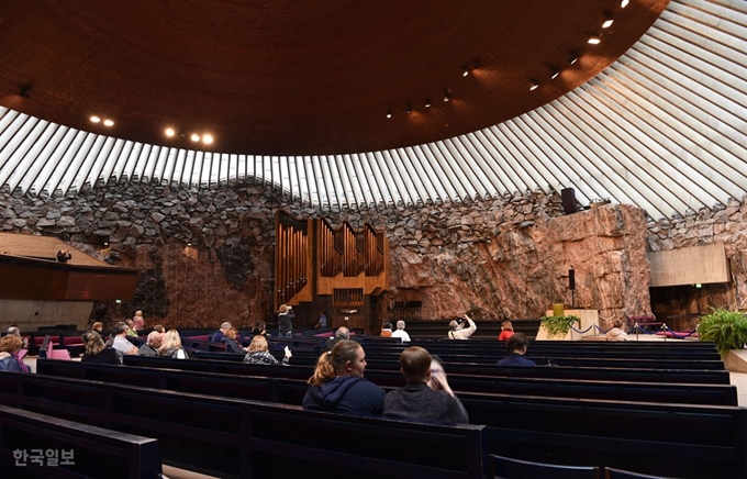 헬싱키의 암석교회(Temppeliaukio Church) 내부. 바위 벽면에 파이프오르간만이 돋보인다.