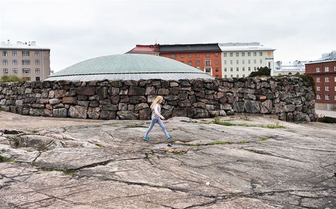 암석교회(Temppeliaukio Church) 외부에서는 돔만 보인다.