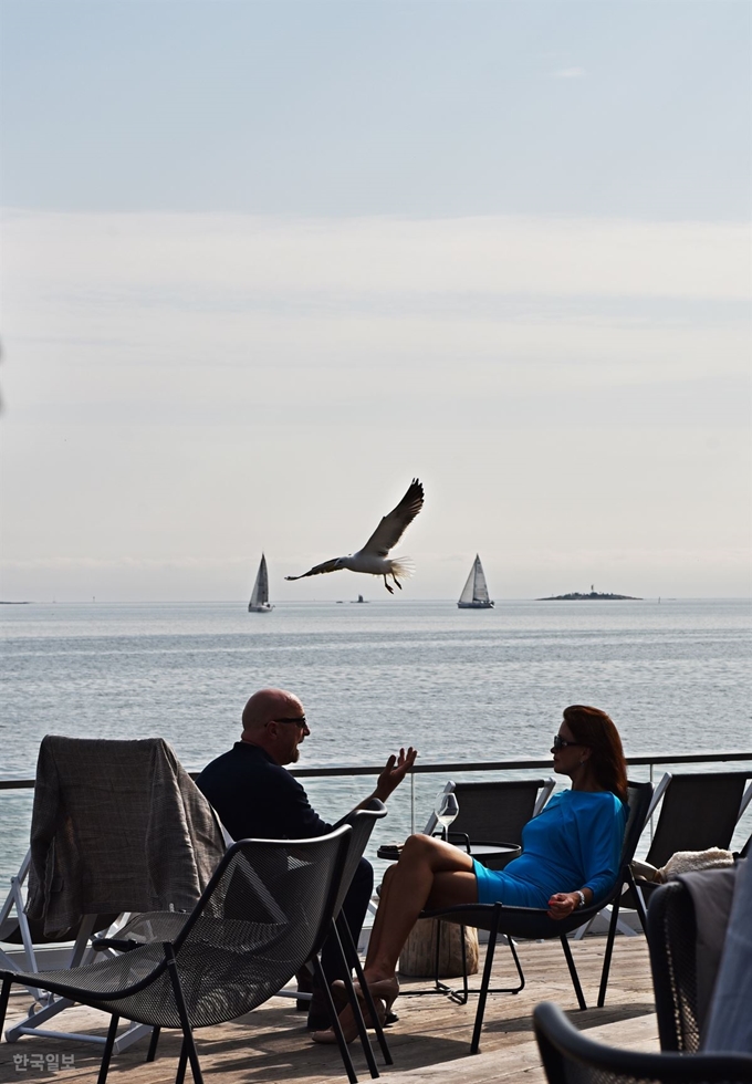 헬싱키 남부 해변, 카페와 사우나를 겸하고 있는 로일리헬싱키(Loyly Helsinki)에서 시민들이 평온한 일상을 보내고 있다.