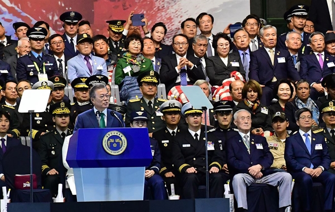 문재인 대통령이 1일 서울 용산구 전쟁기념관 평화의 광장에서 열린 제70주년 국군의 날 기념식에서 기념사를 하고 있다. 사진공동취재단