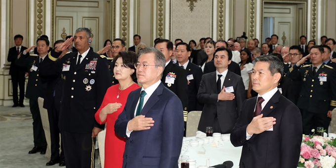 문재인 대통령이 1일 청와대 영빈관에서 열린 제70주년 국군의날 경축연에 참석해 국기에 대한 경례를 하고 있다. 2018.10.01 청와대사진기자단