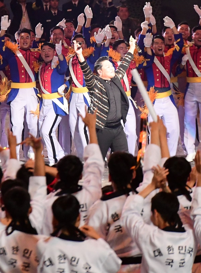 가수 싸이가 1일 서울 용산구 전쟁기념관 평화의 광장에서 열린 제70주년 국군의 날 기념식에서 축하공연을 하고 있다. 사진공동취재단