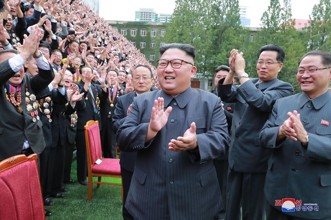 김정은 북한 국무위원장이 창립 70주년을 맞은 평양 김책공업종합대학(김책공대)을 방문했다고 지난달 29일 조선중앙통신이 보도했다. 조선중앙통신 연합뉴스