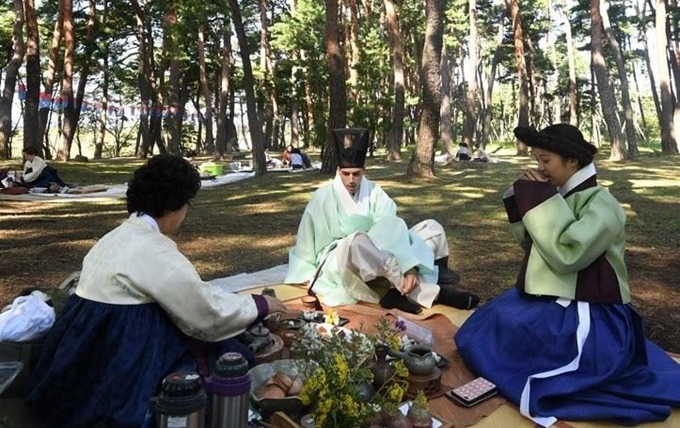 조선 중기 사상가이자 최초의 한글 소설인 ‘홍길동전’의 저자인 허균을 기리는 교산 문화제가 6일부터 강원 강릉시 초당동 허균ㆍ허난설헌 기념공원에서 열린다. 사진은 지난해 행사장에 마련된 들차회 모습. 연합뉴스