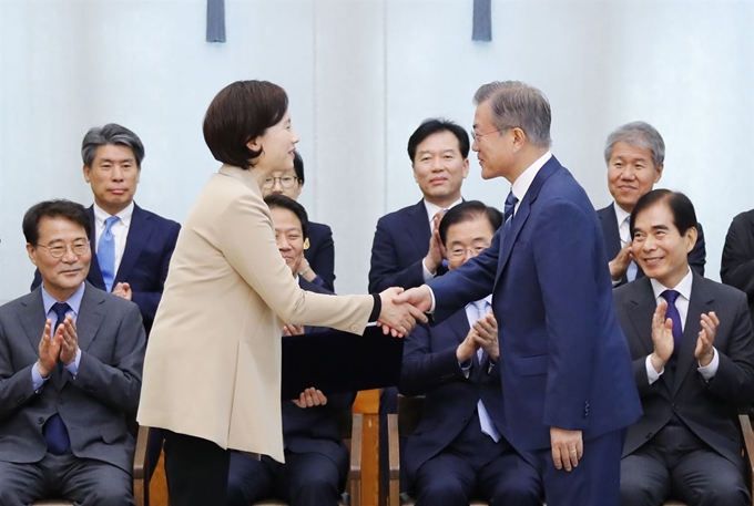 문재인 대통령이 2일 오후 청와대에서 유은혜 사회부총리 겸 교육부 장관에게 임명장을 수여한 뒤 악수하고 있다. 연합뉴스