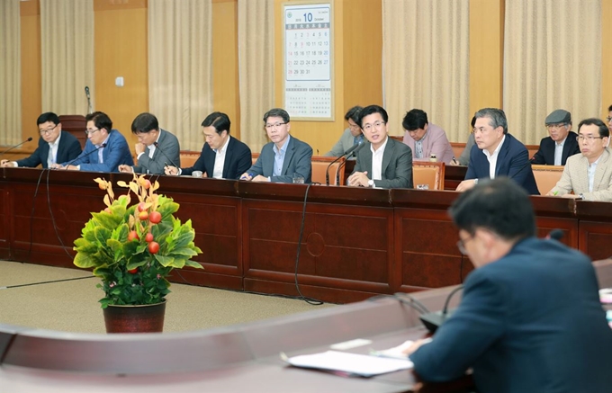 허태정(오른쪽 세번째) 대전시장이 2일 확대간부회의에서 "정책추진과정에서 전문가와 현장활동가의 참여를 확대하라"고 주문했다. 대전시 제공