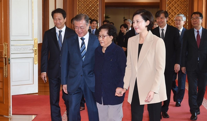 [1002유은혜 부총리 임명장20] 문재인 대통령이 2일 오후 청와대에서 유은혜 사회부총리 겸 교육부 장관에게 임명장을 수여한 뒤 유 장관과 시어머니 정종석씨와 함께 환담장으로 향하고 있다. 청와대 사진기자단