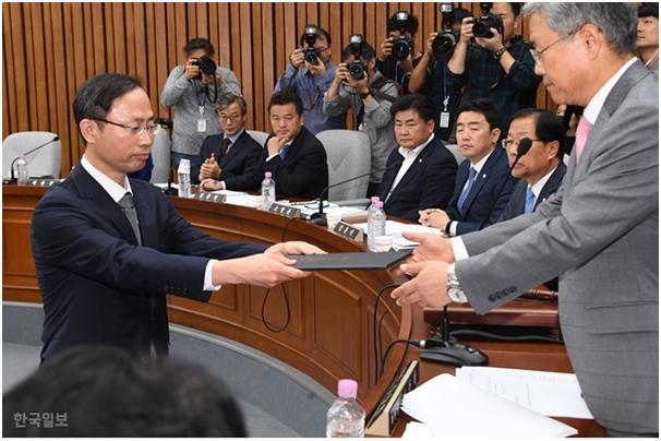 1김기영 헌법재판관 후보자가 10일 국회에서 열린 인사청문회에서 증인선서문을 김동철 위원장에게 제출하고 있다. 한국일보 자료사진