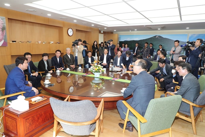 권영진(왼쪽) 대구시장이 2일 경북도청에서 '1일 경북도지사' 자격으로 경북도 간부공무원들과 상생협력 방안을 논의하고 있다. 대구시 제공