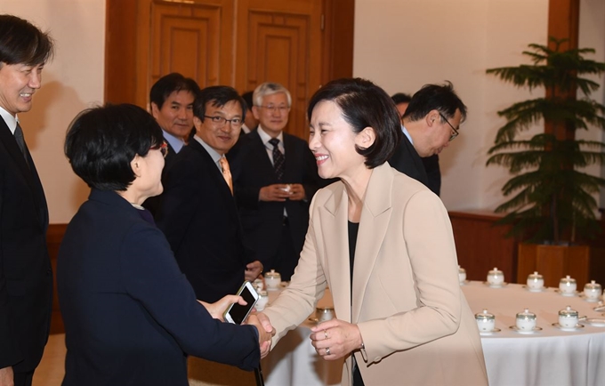 2일 오후 청와대에서 유은혜 사회부총리 겸 교육부 장관이 임명장을 수여식에 앞서 조현옥 인사수석과 반갑게 인사하고 있다. 고영권 기자