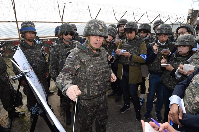 육군은 비무장지대 내 6.25 전사자 유해발굴을 위한 지뢰제거작업을 2일 강원도 철원군 5사단(열쇠부대) 인근 비무장지대 수색로 일대에서 개시했다. 취재진이 육군관계자로부터 지뢰제거 작업에 대한 설명을 듣고 있다. 철원=사진공동취재단