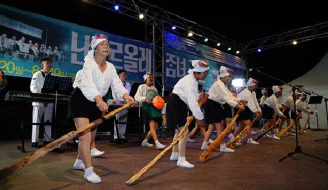 제주 대평리 해녀들이 지난 12일 서귀포 당케포구 난드르 해상공연장에서 해군군악대와 호흡을 맞춰 해녀 노래 공연을 하고 있다. 제주국제관악제 조직위 제공