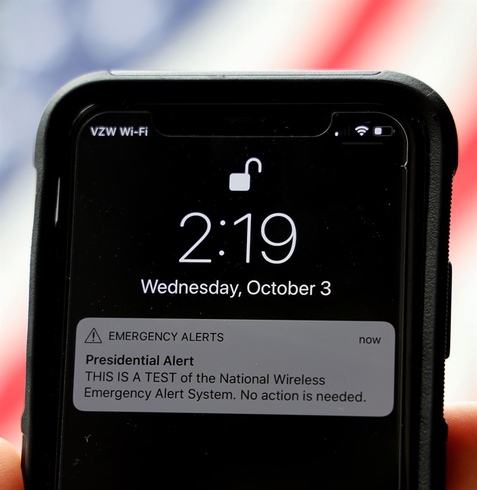 3일 미국 매사추세츠 주 노퍽에서 'Presidential Alert' 메시지를 받은 애플의 iPhone X . EPA 연합뉴스