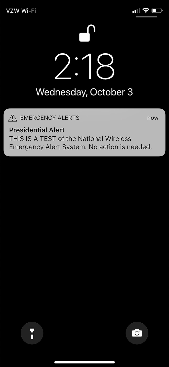 3일(현지시간) 'Presidential Alert' 문자를 받은 핸드폰. EPA 연합뉴스