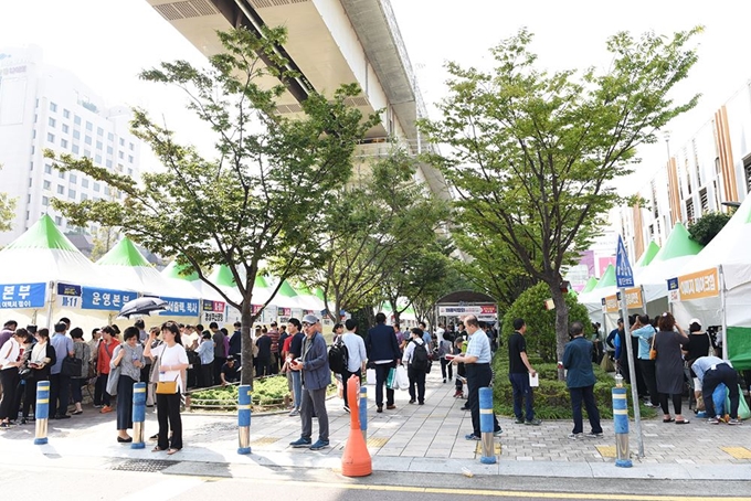 지난달 18일 부산 사상구 광장로 명품가로공원에서 열린 '사상구 희망+채용박람회' 모습. 사상구 제공