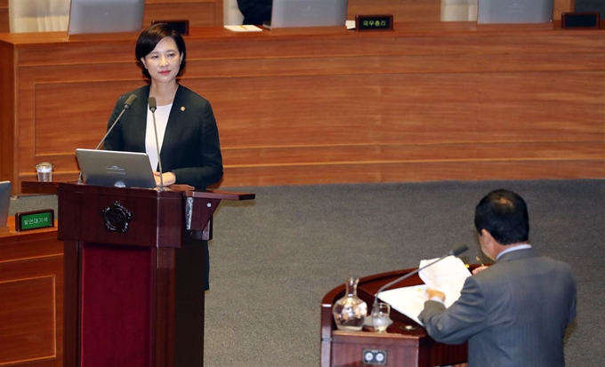 유은혜(왼쪽) 사회부총리 겸 교육부장관이 4일 오전 국회에서 열린 본회의 대정부질문에서 주광덕 자유한국당 의원의 질문을 듣고 있다. 연합뉴스