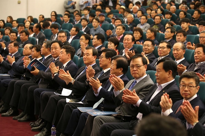 4일 국회도서관에서 열린 '대전ㆍ충남 혁신도시 지정을 위한 국회 정책토론회’에서 참석자들이 박수로 화답하고 있다. 앞줄 오른쪽 두 번째부터 이은권 의원, 이명수 의원, 박병석 의원, 양승조 충남지사, 홍문표 의원. 충남도 제공