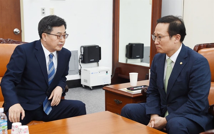 김동연(왼쪽) 부총리 겸 기획재정부 장관이 4일 서울 여의도 국회에서 홍영표 더불어민주당 원내대표와 면담하고 있다. 기획재정부 제공