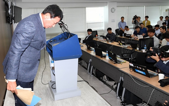 선동열 한국 야구 국가대표팀 감독이 4일 강남구 야구회관에서 열린 기자회견에서 2018 자카르타 팔렘방 아시안게임 야구대표 병역 미필선수 선발 관련 논란에 대해 해명한 뒤 인사를 하고 있다. 서재훈 기자