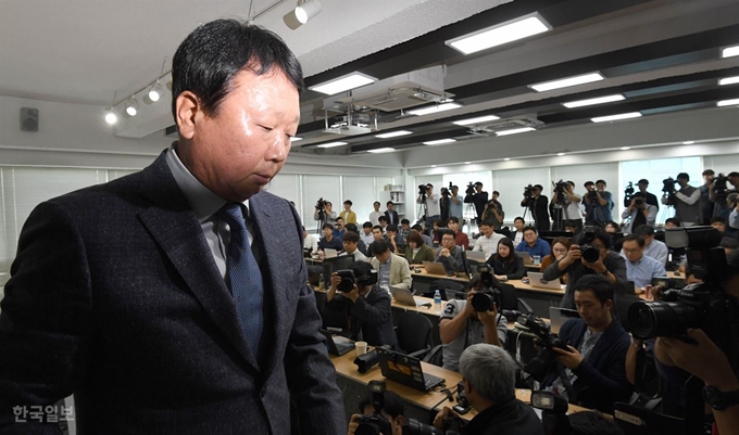 선동열 한국 야구 국가대표팀 감독이 4일 강남구 야구회관에서 열린 기자회견에서 2018 자카르타 팔렘방 아시안게임 야구대표 병역 미필선수 선발 관련 논란에 대해 해명한 뒤 회견장을 나서고 있다. 서재훈 기자