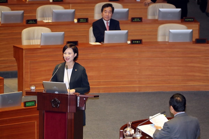 유은혜 부총리 겸 교육부장관이 4일 국회에서 열린 본회의 교육·사회·문화 분야 대정부질문에서 자유한국당 주광덕 의원의 질문에 답하고 있다. 연합뉴스