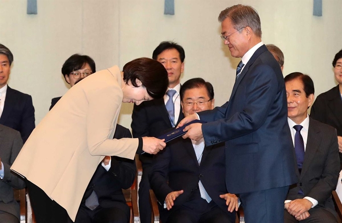 문재인 대통령이 2일 청와대에서 유은혜(왼쪽) 사회부총리 겸 교육부 장관에게 임명장을 수여하고 있다. 청와대사진기자단