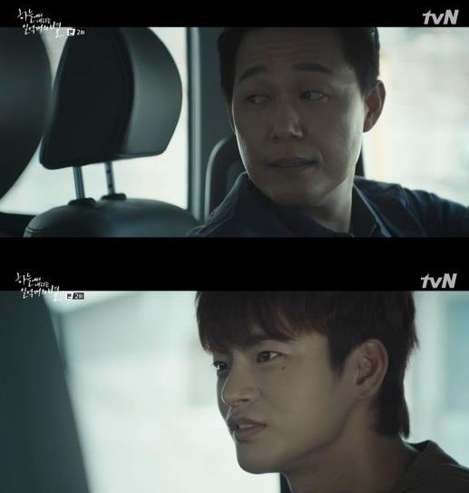 ‘하늘에서 내리는 일억개의 별’ 서인국이 박성웅에게 접근했다.tvN 제공