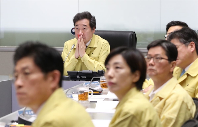 이낙연 국무총리가 5일 오전 서울 종로구 세종로 정부서울청사 중앙재난상황실 서울상황센터에서 열린 제25호 태풍 콩레이 대치상황 점검회의에서 자치단체별 보고를 받고 있다. 연합뉴스