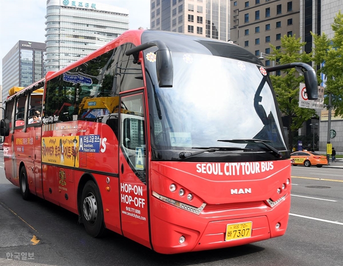 서울시티투어버스가 지난달 18일 중구 세종대로를 달리고 있다. 고영권 기자