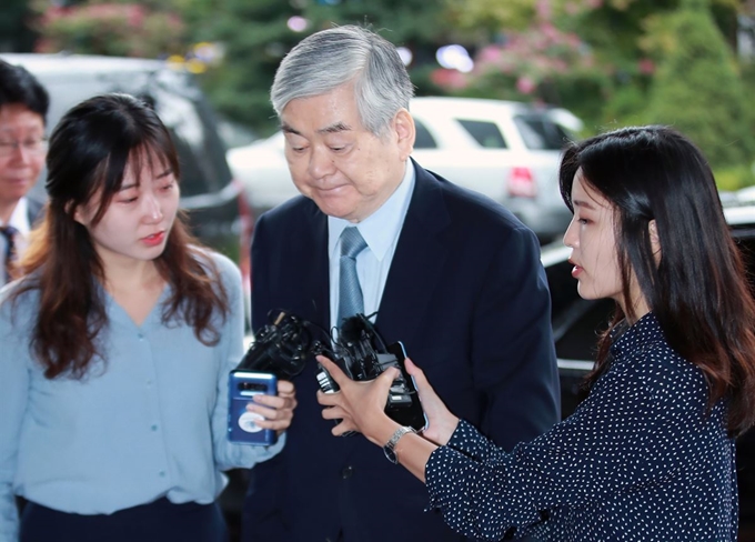 수백억원대 상속세 탈루와 비자금 조성 의혹을 받고 있는 조양호 한진그룹 회장이 20일 오전 서울 양천구 남부지방검찰청에 피의자 신분으로 소환돼 청사로 들어가고 있다. 연합뉴스