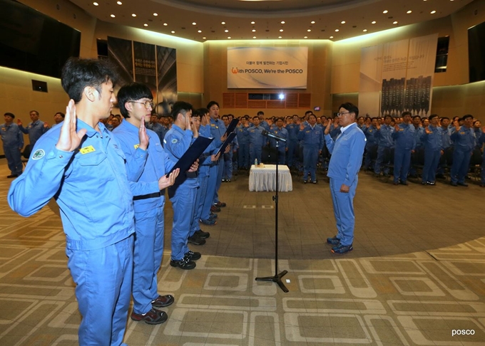 5일 포스코 포항 본사에서 개최된 안전 다짐대회에서 최정우(오른쪽) 포스코 회장과 협력사 직원들이 함께 안전다짐 선서를 하고 있다. 포스코 제공