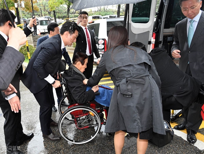 신격호 롯데그룹 명예회장이 5일 서초동 서울중앙지법에서 열리는 경영비리 선고공판에 출석하고 있다. 서재훈 기자