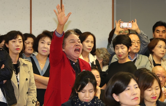 5일 오후 국회 의원회관에서 더불어민주당 박용진 의원 주최로 열린 '유치원 비리 근절을 위한 정책 토론회 : 사립 유치원 회계부정 사례를 중심으로'에서 한국유치원총연합회 회원들이 토론회 개최를 반대하고 있다. 연합뉴스