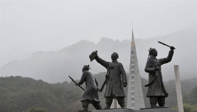 전북 정읍 동학농민혁명기념탑. 한국일보 자료사진