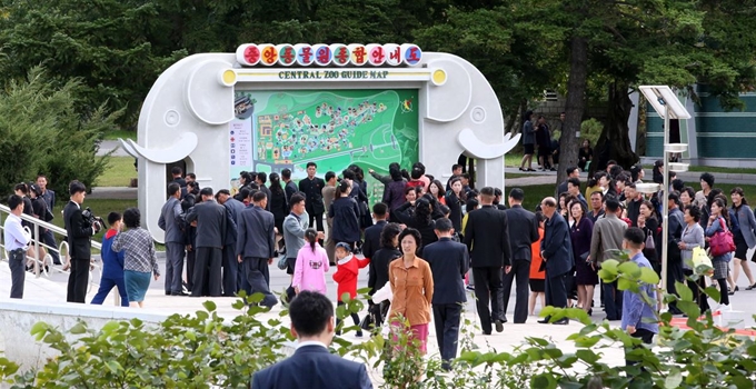 6일 평양 중앙동물원을 찾은 평양시민들이 즐거운 시간을 보내고 있다. 평양사진공동취재단