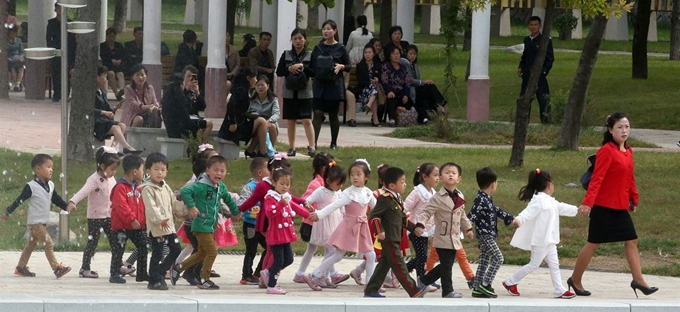 6일 평양 중앙동물원을 찾은 평양 어린이들이 즐거운 시간을 보내고 있다. 평양사진공동취재단