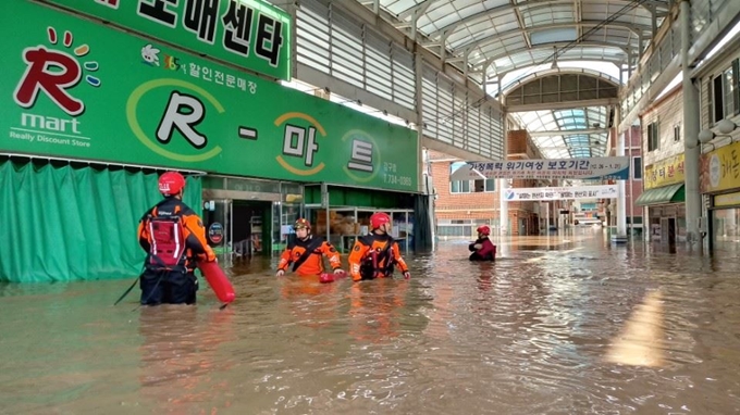 태풍 콩레이로 6일 오십천 곳곳이 역류하면서 경북 영덕지역 주택과 상가 등이 어른 허리높이까지 물에 잠겼다. 영덕=연합뉴스