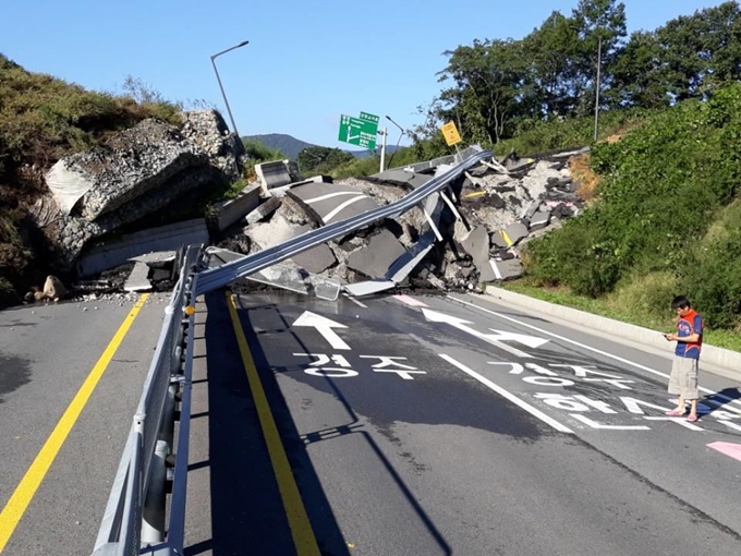 7일 오전 경북 경주시 양북면 장항리 4번 국도 장항교차로 주변에 무너져 내린 옹벽 등이 쌓여 있다. 연합뉴스