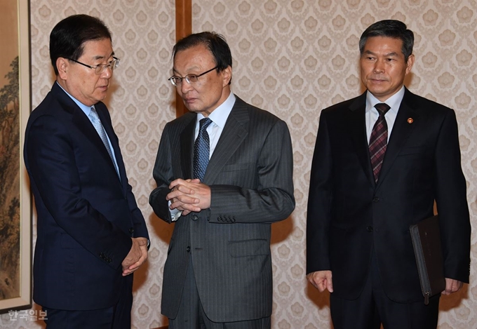 고위 당정협의회에서 더불어민주당 이해찬 대표가 정의용 청와대 안보실장과 대화하고 있다. 오른쪽은 정경두 국방부장관. 오대근기자 inliner@hankookilbo.com