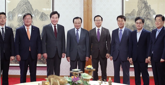 이낙연(왼쪽 세 번째) 국무총리가 8일 오전 서울 종로구 삼청동 총리공관에서 열린 고위 당정청협의회에서 참석자들과 기념촬영을 하고 있다. 왼쪽부터 강훈식 더불어민주당 전략기획위원장, 김태년 정책위의장, 이낙연 국무총리, 이해찬 더불어민주당 대표, 홍영표 원내대표, 장하성 청와대 정책실장, 김동연 경제부총리 겸 기획재정부 장관, 정의용 청와대 안보실장. 연합뉴스