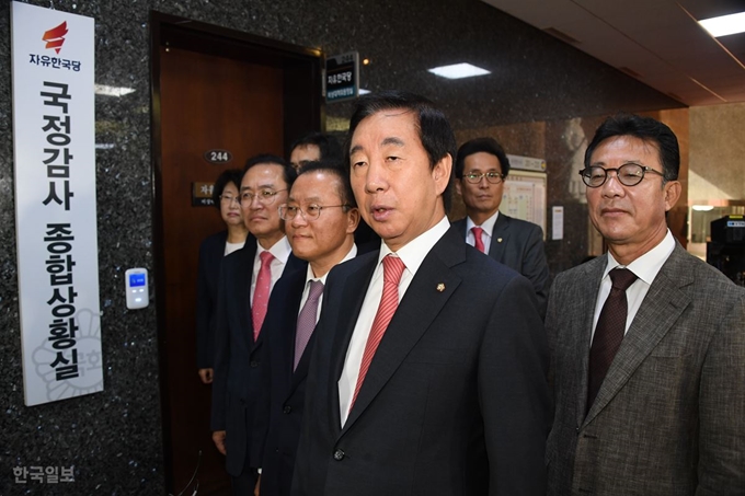 자유한국당 김성태 원내대표가 8일 오전 국회에서 열린 국정감사 종합상황실 현판식에서 국정감사 중점과제에 대해 말하고 있다. 오대근기자 inliner@hankookilbo.com