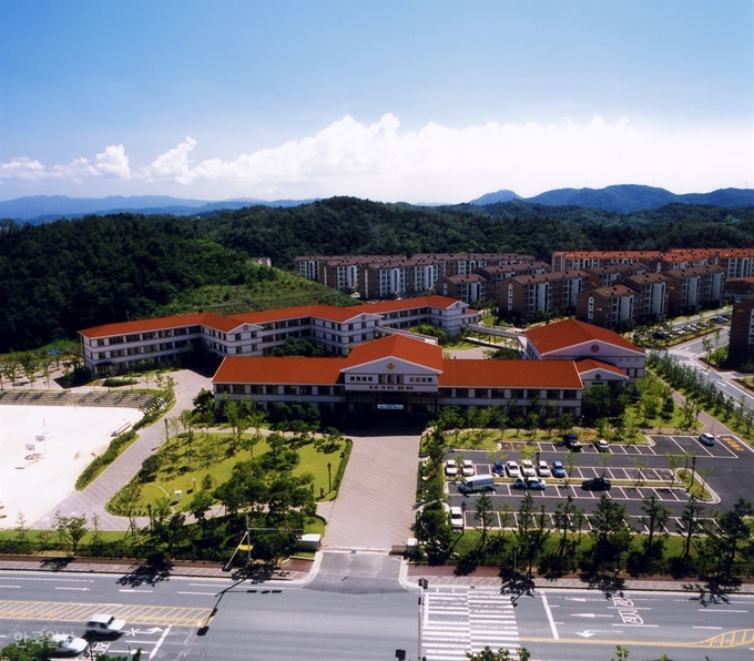 [저작권 한국일보]포스코교육재단이 운영하는 포항제철지곡초등학교 전경. 한국일보 자료사진